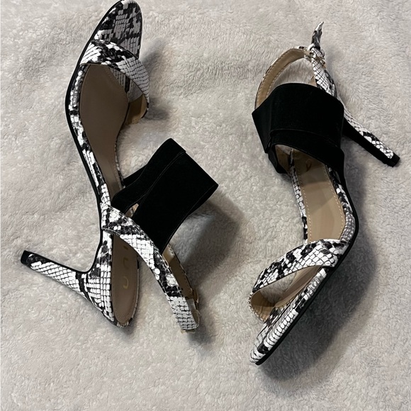 Unisa black & white snake skin strappy versatile heeled sandals. Size 8M - Picture 5 of 9